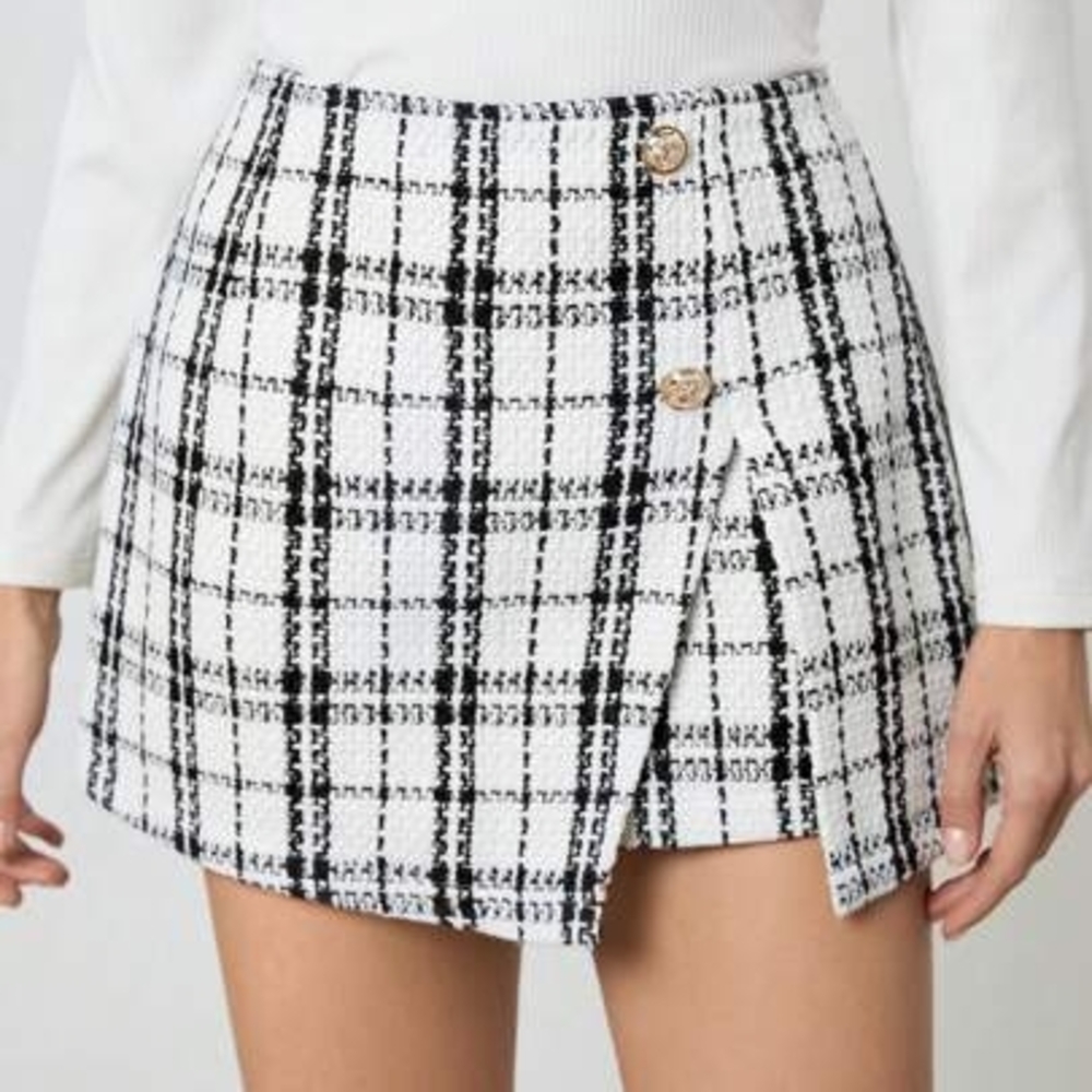 NEW - Chic Plaid Mini Skort - Black and White - Perfect For Summer!